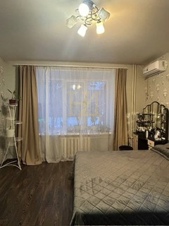 Продаётся просторная квартира в районе с развитой инфраструктурой и отличной транспортной доступностью. Дом расположен рядом со школами, детскими садами, поликлиникой и магазинами («Пятёрочка», «Магнит»). Остановки общественного транспорта находятся в непосредственной близости, что позволяет быстро 