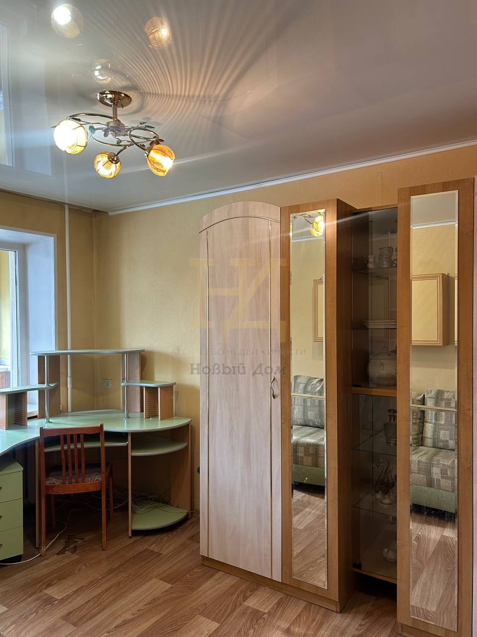 Продаётся светлая, уютная квартира с изолированными комнатами на популярном третьем этаже. Косметический ремонт позволяет сразу же заселяться и жить без дополнительных вложений.

Просторная кухня оборудована газовой плитой и современной мебелью. Санузел совмещённый, оснащён качественной сантехникой.
