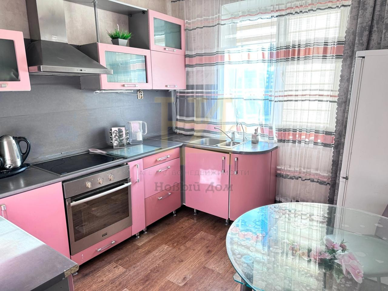 Предлагаем Вашему вниманию теплую, светлую, просторную 4-х комнатную квартиру родной изумительной планировки с отдельными комнатами - без сквозных и смежных комнат, переносов стен и т.д., общей площадью 82,2 кв.м., дом расположен на второй линии, тихий двор, хорошие доброжелательные соседи.

Комнаты