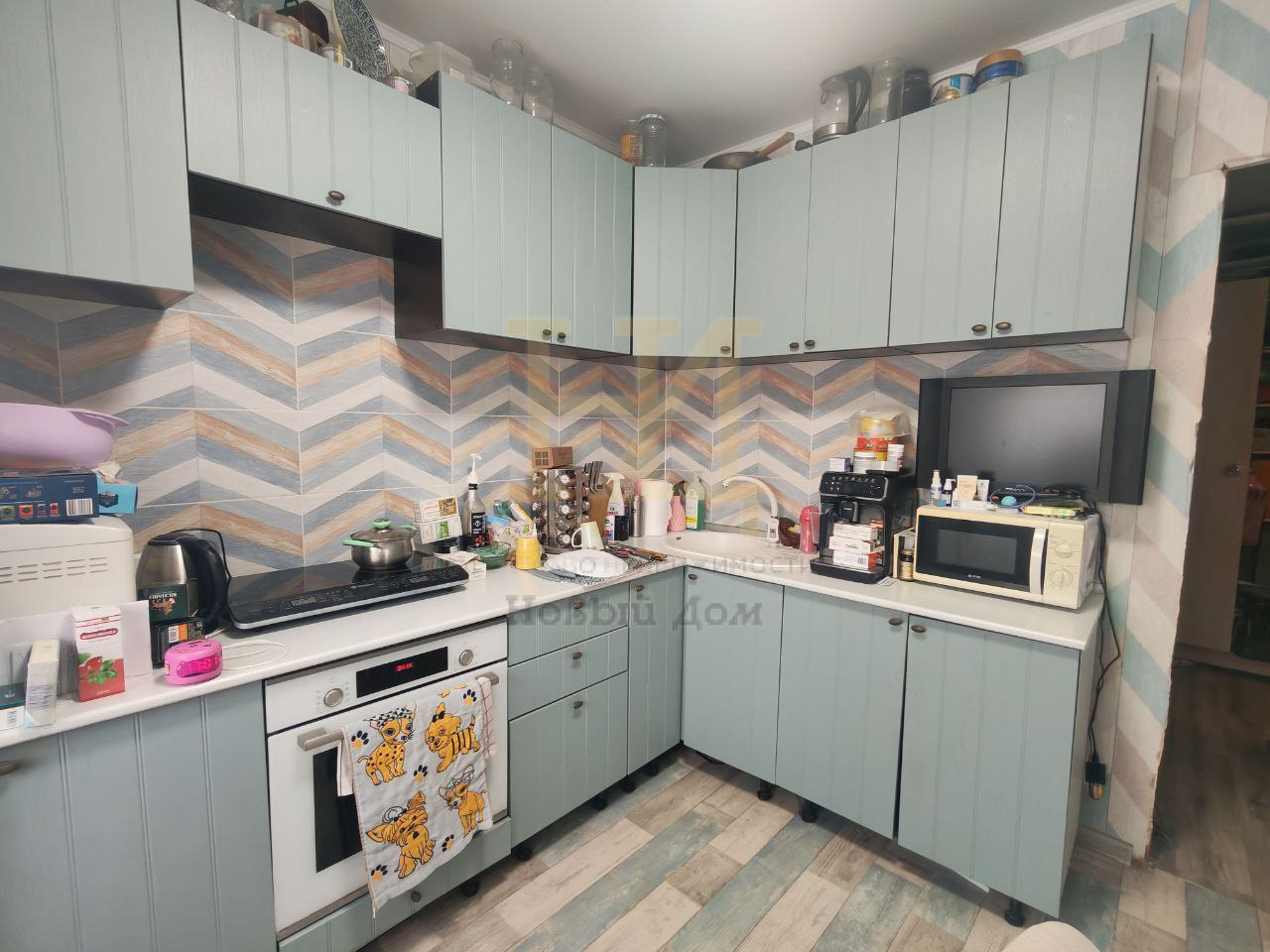 Предлагаем Вашему вниманию теплую, светлую, просторную 1-х комнатную квартиру 97 серии, общей площадью 42,2 кв.м., дом расположен на второй линии, тихий двор, хорошие доброжелательные соседи,.

Комната 18 метров, кухня 9 метров, окна выходят во двор (южная сторона), сан. узел раздельный, качественна