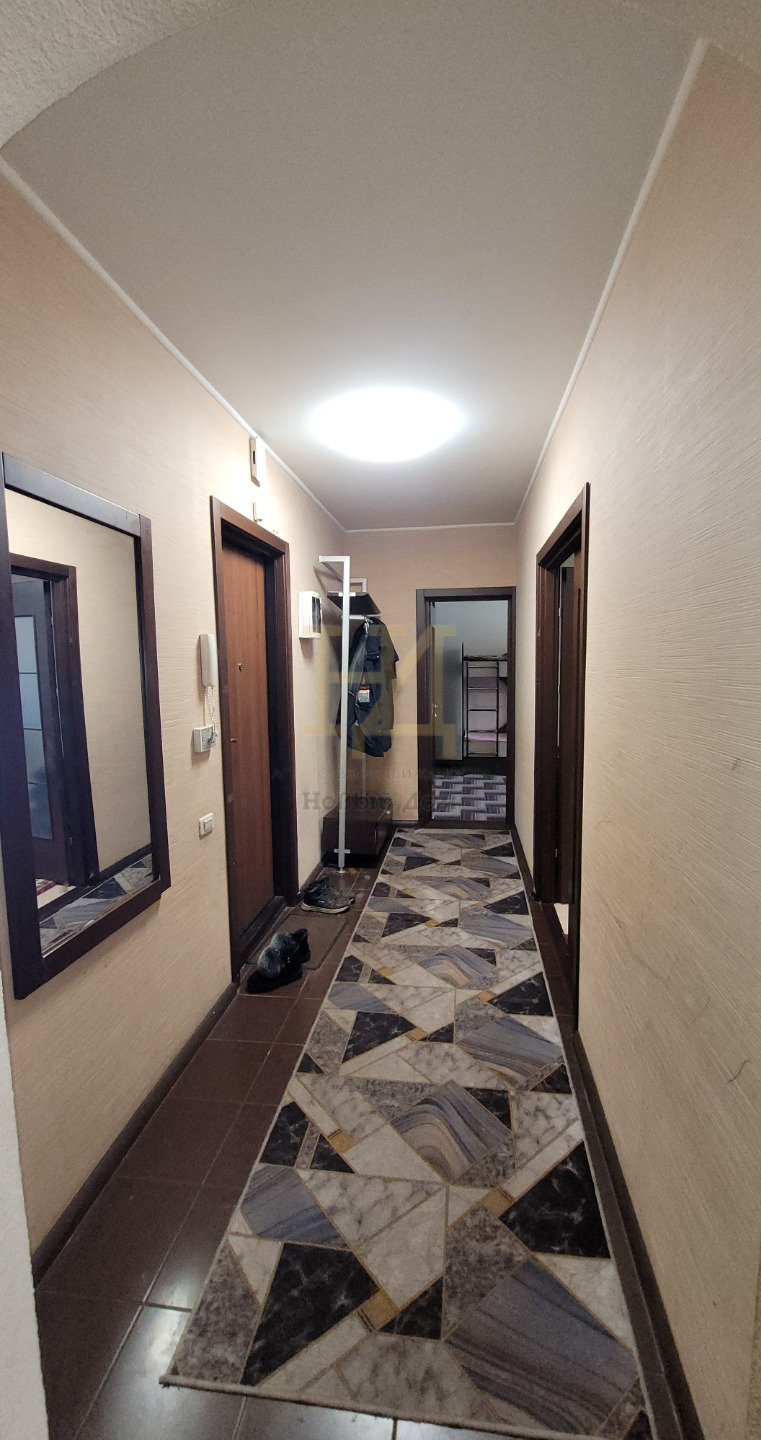 Продаем светлую, уютную двухкомнатную квартиру !!!!!
         Состояние «ЗАЕЗЖАЙ И ЖИВИ»
-в туалете и ванной комнате кафель
-натяжные потолки во всех комнатах
-в кухне и коридоре на полу плитка
-балкон застеклен, обшит пластиковыми панелями
-водонагреватель

Новым собственникам остается: 
-кухонный 