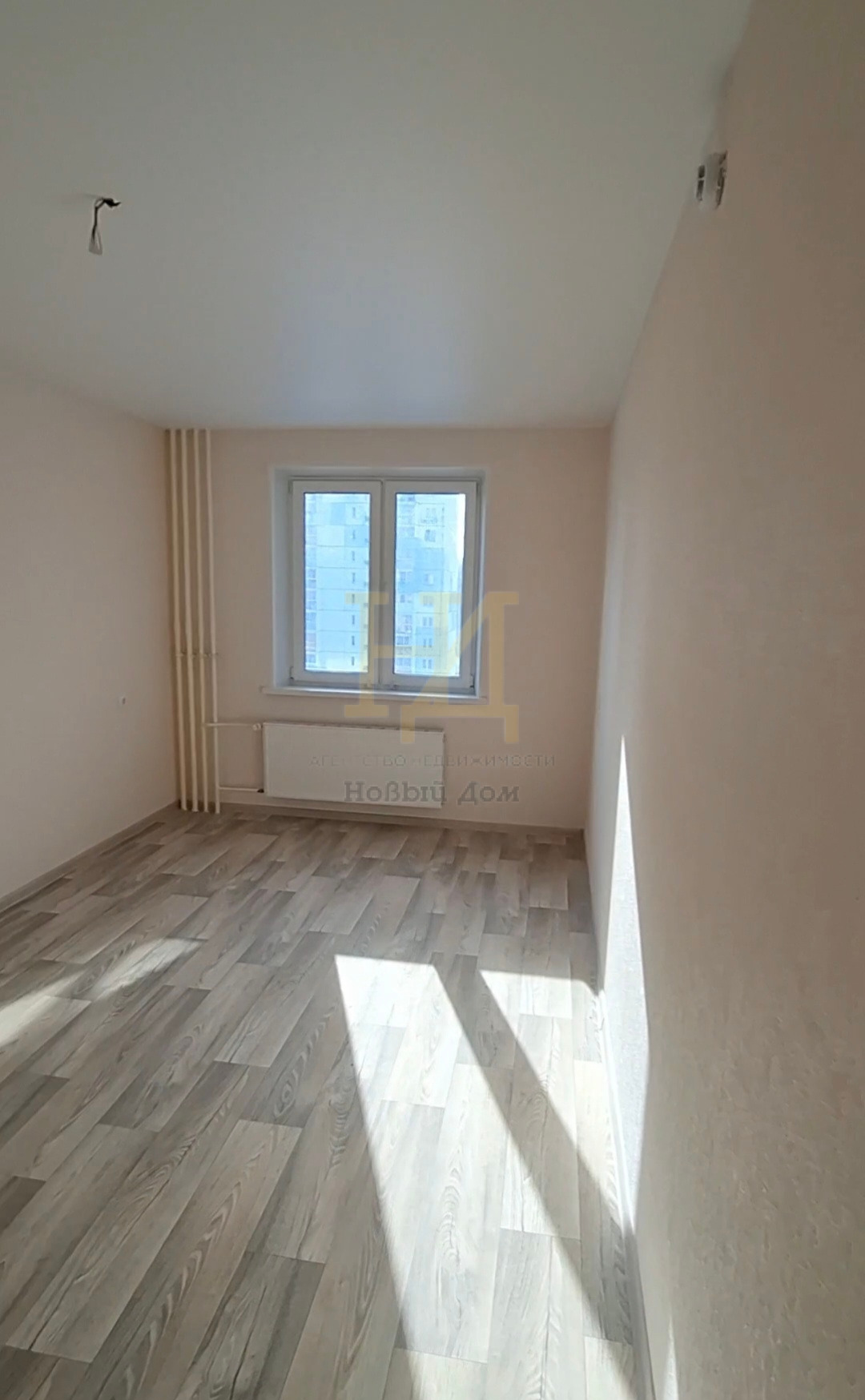 Продаем 1 -комнатную квартиру! Подробности по телефону.
 В современном новом доме в ЖК «Новое Поколение».

ПЛАНИРОВКА:
- КУХНЯ - 9 кв.м.
- Спальня - 12 кв.м.;
- Совмещенный санузел;
- Лоджия 

Готовая к проживанию, состояние «ЗАЕЗЖАЙ и ЖИВИ»:
- Входная дверь, межкомнатные двери;
- Линолеум, обои, на