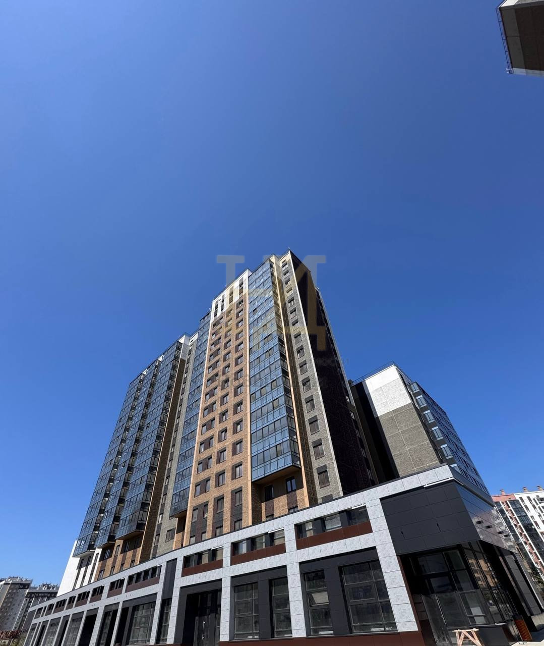 Вашему вниманию предлагается прекрасная трехкомнатная студия в новом жилом комплексе северо-запада Челябинска. Квартира отличается своей просторностью и светом благодаря удачной планировке и качественному ремонту.

Преимущества квартиры:

- Просторная жилая площадь с тремя отдельными комнатами.
- Дв