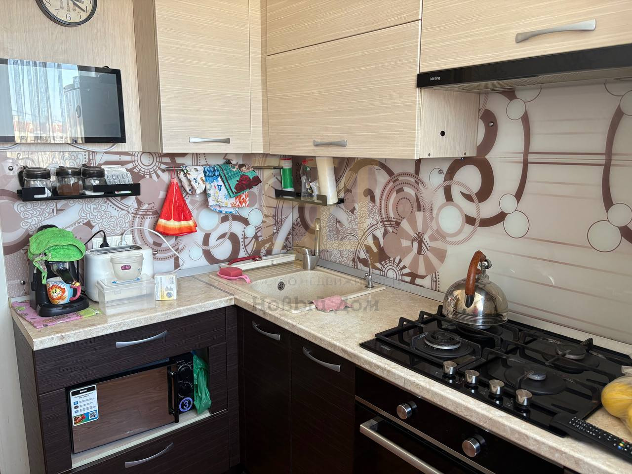 Предлагаем Вашему вниманию теплую, уютную, комфортную трехкомнатную квартиру. Удобное расположение дома внутри района.  Развитая инфраструктура, в шаговой доступности магазины, аптеки, кафе, Атлантида-СПА, остановки, детский садик №398, №389,  №364, №427, лицей №35.

Квартира в отличном состоянии, ф