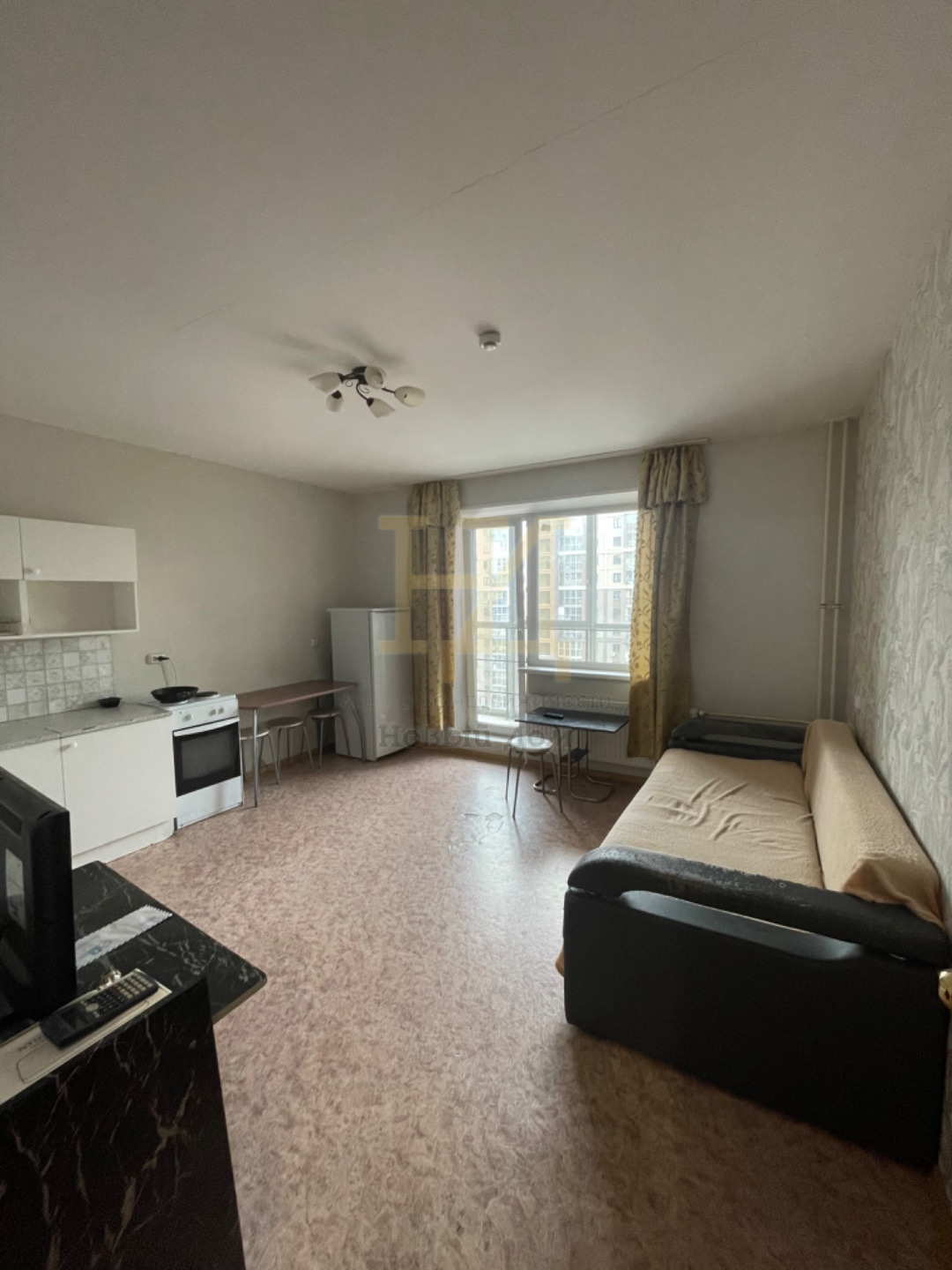    Подается уютная студия с косметическим ремонтом, расположенная на 12 этаже 22 этажного монолитного ЖК «Ярославский». По периметру дома стоят камеры, ведется видео наблюдение. Дом построен в 2016 году. Из окон открывается вид на тихий двор. Большая панорамная лоджия. Парковка за шлагбаумом обеспеч