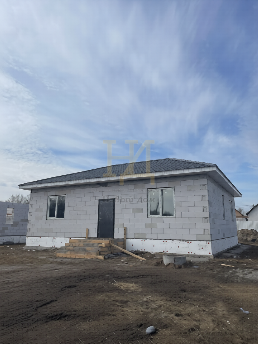    Продается большой качественный дом площадью 130 м2 на участке 7 сот. в активно развивающемся поселке Круглое. Рассмотрим обмен на однокомнатную, двухкомнатную или трехкомнатную квартиру. В доме выполнена предчистовая отделка, что позволяет новому собственнику сделать ремонт на свой вкус. 
Преимущ