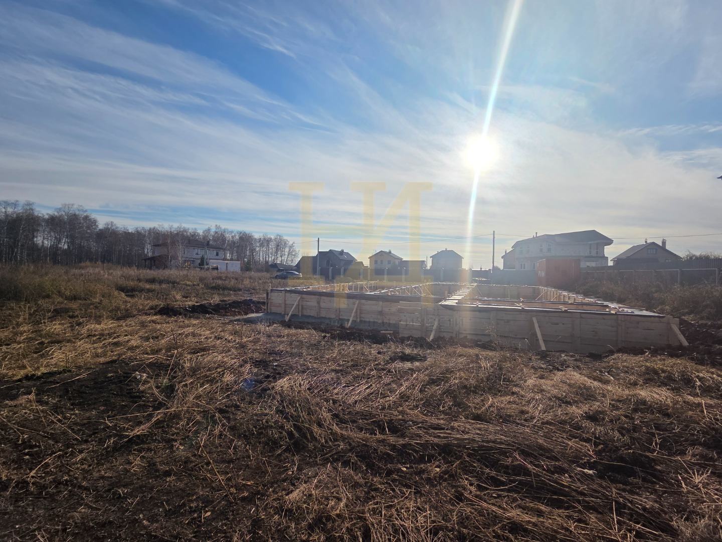 В продаже участок в п. Северный.

✅Отличное месторасположение - от участка до светофора - 3 минуты. Хорошая дорога.

✅Участок подключен к электричеству.

✅С двух сторон огорожен забором.

✅На участке залит фундамент ленточно-свайный, размер - 10х12 м.
Есть документы на качество бетона.

✅Есть возмож