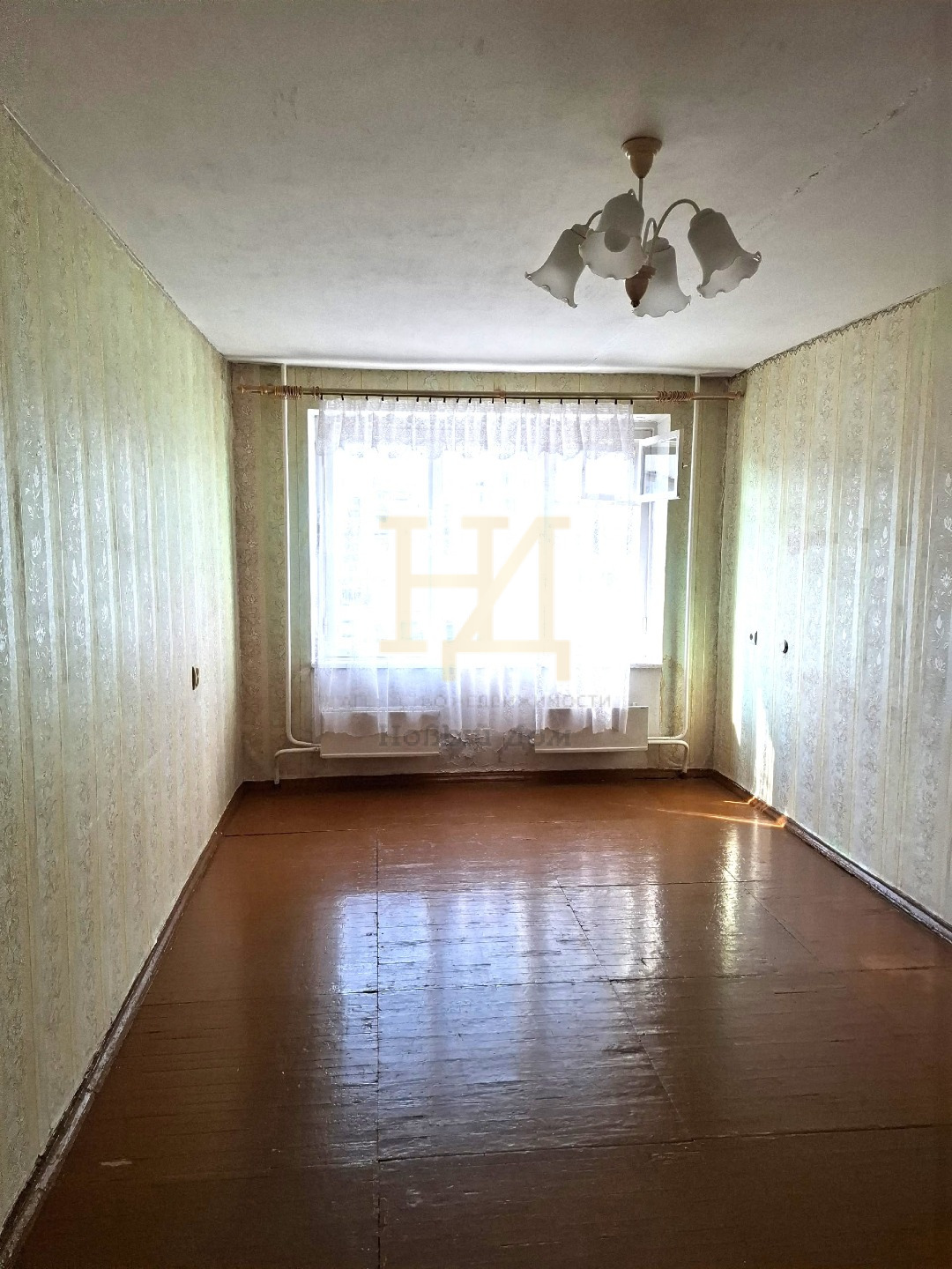 Продам просторную, очень тёплую квартиру для в популярном микрорайоне северо-запада! 
Месторасположение очень хорошее.
Рассмотрим обмен на 2 или 3 - комнатную с доплатой!
Индивидуальная планировка! 
Большой карман, коридорного типа, в подъезде очень чисто! Ваш дом находится в периметре «Скорой помощ