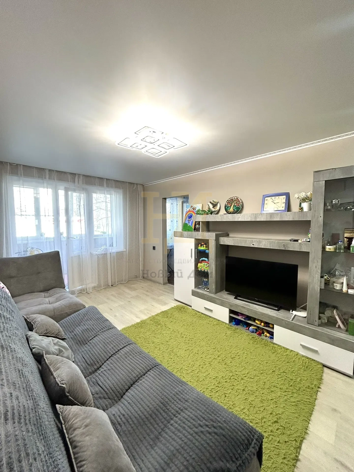 ▌ Тёплая и уютная трёхкомнатная квартира на Северо-Западе

Общая площадь: 54,9 кв. м.
Этаж: высокий первый.

▌ Планировка и состояние

- Зал: 17,2 кв. м.
- Комнаты: 10,9 и 8,9 кв. м.
- Кухня: 7,4 кв. м.
- Санузел: раздельный, кафель до потолка, вся сантехника новая.
- Балкон: остеклён, облагорожен и