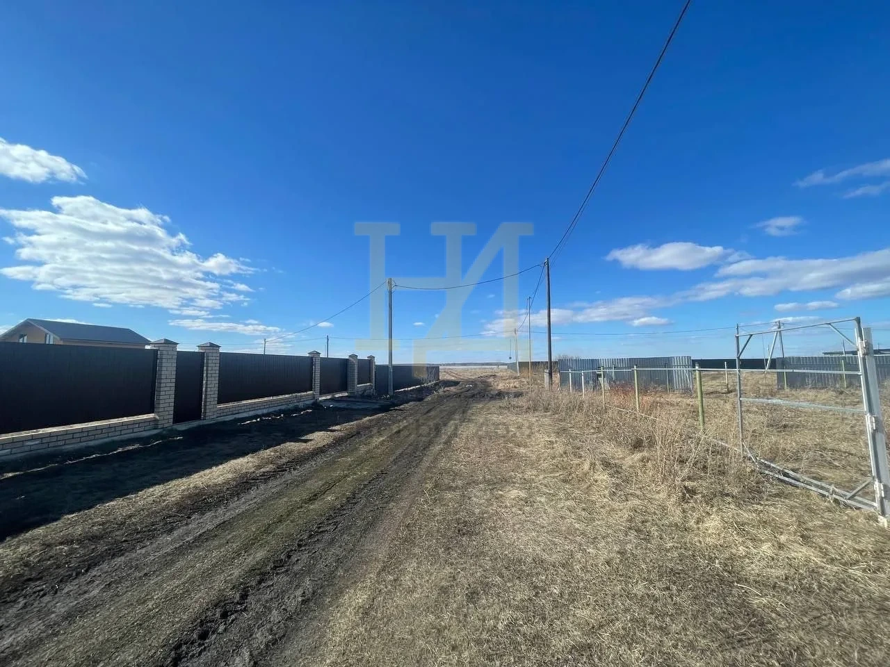 Продаётся прекрасный земельный участок площадью 10 соток, расположенный на берегу живописного озера Малый Кисегач в Челябинской области, в поселке Кисегачинском сельского поселения Мирненского района. Участок идеально подходит для индивидуального жилого строительства (ИЖС), обеспечивая комфортные ус