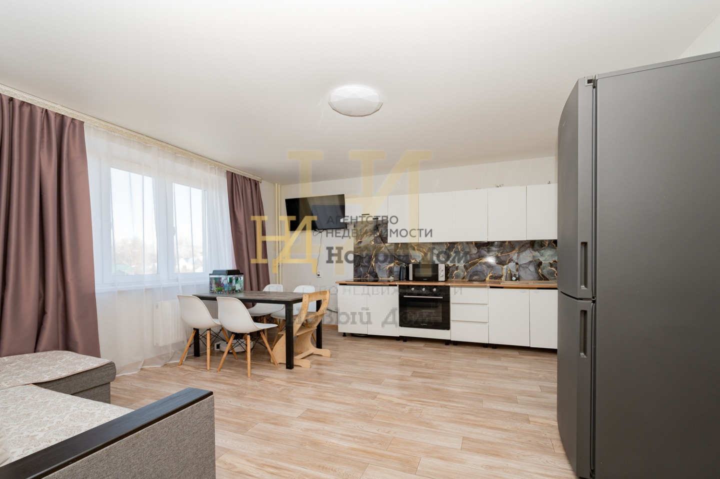                              Продаем ОДНОКОМНАТНУЮ  КВАРТИРУ ПЛАНИРОВКИ СТУДИЯ + 1 СПАЛЬНЯ ПЛОЩАДЬЮ 42 кв.м. в поселке Западный мкр. Конфетти.

ПЛАНИРОВКА:
- кухня-гостиная - 17 кв.м.;
- большая комната - 18 кв.м.;
- совмещенный санузел - 4,6 кв.м.;
- коридор - 2,6 кв.м.;
- просторная лоджия - остек