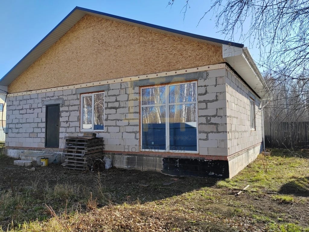ПРОДАЕМ качественно построенный Дом на Высоком ленточном фундаменте! 
Черновая отделка! Есть в будущем возможность провести газ.
(Предложения обмена на 1 либо 2 комнатную квартиру интересны! Либо на сад / дачу).
ПЛОЩАДЬ: 130 кв.м.

Дом с высокой крышей, огорожена территория забором! 
+++Участок 6 со