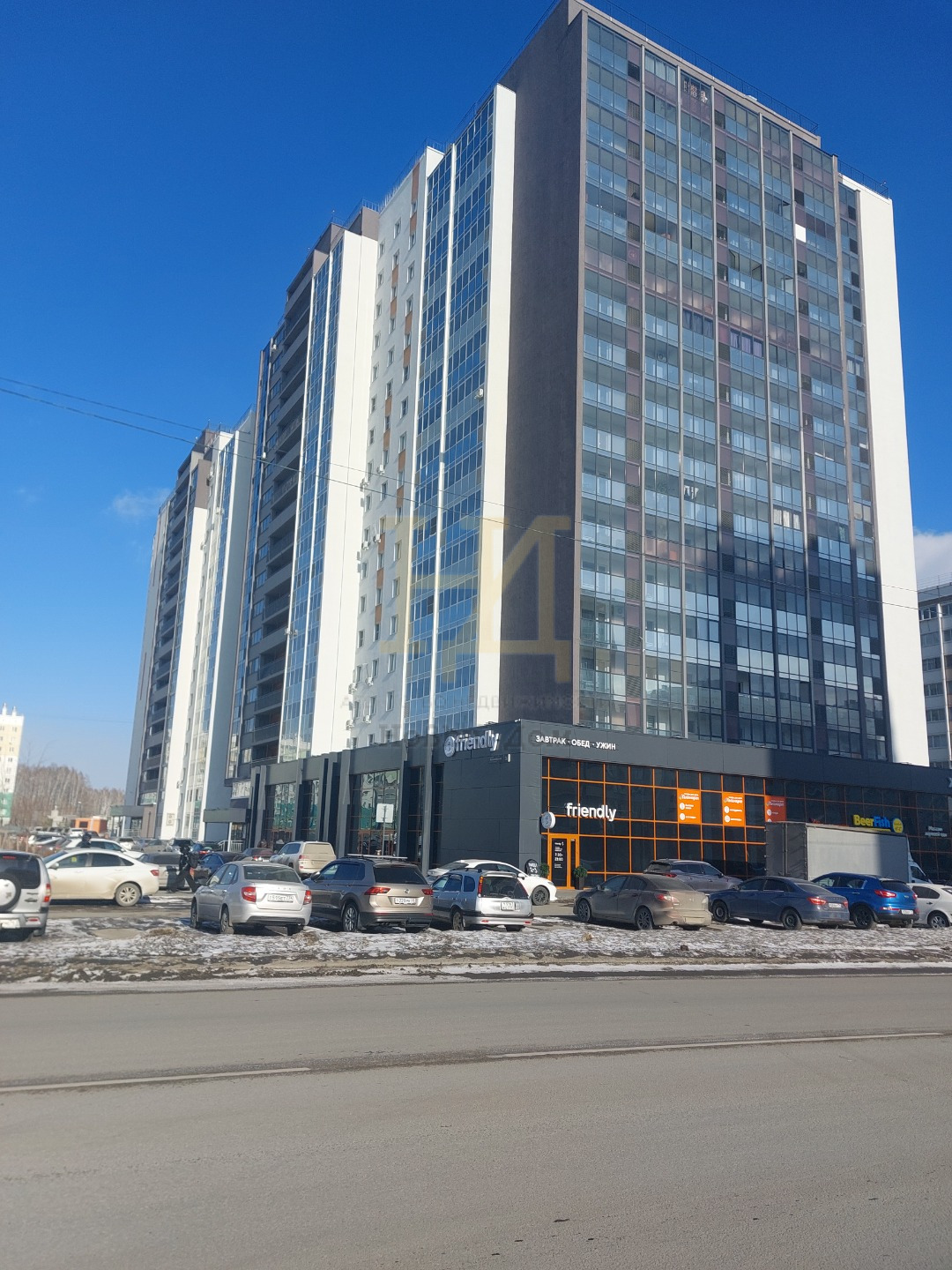 Предлагается в аренду нежилое помещение, удобно расположенное на 1 этаже многоэтажного жилого дома на первой линии Краснопольского проспекта площадью 150 кв. м. в самом сердце Паркового!!! 
Новый густонаселенный жилой район, отдельная парковка, высокая проходимость, удобная погрузочно-разгрузочная з