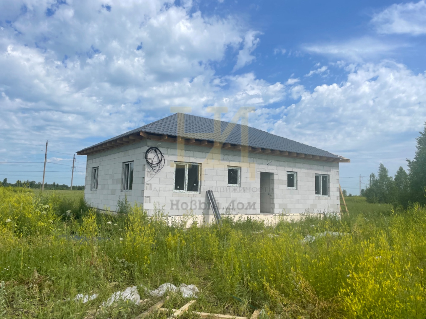    Продается дом площадью 115 м2 на участке 8 сот. в активно развивающемся поселке Петровский. В данной локации несколько готовых домов различной площади и с разными планировками. Назначение ИЖС! Поселок газофицирован! Рядом стоит столб с светом.
   Местоположение:
   Поселок с развитой инфраструкту