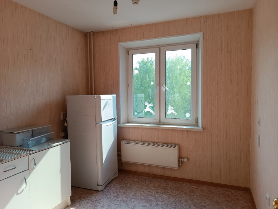 Продам просторную квартиру! чистая продажа, 1 собственник! Без обремений!
+++Очень теплая.
ПОМОЖЕМ с одобрение ипотеки в любой СЛОЖНОЙ ситуации.
+++Отличный этаж, большая лоджия с выходом на лес! 
Прекрасный вид.
Комната большой квадратной формы, возможно расставить мебель в правильной форме!
Вмести