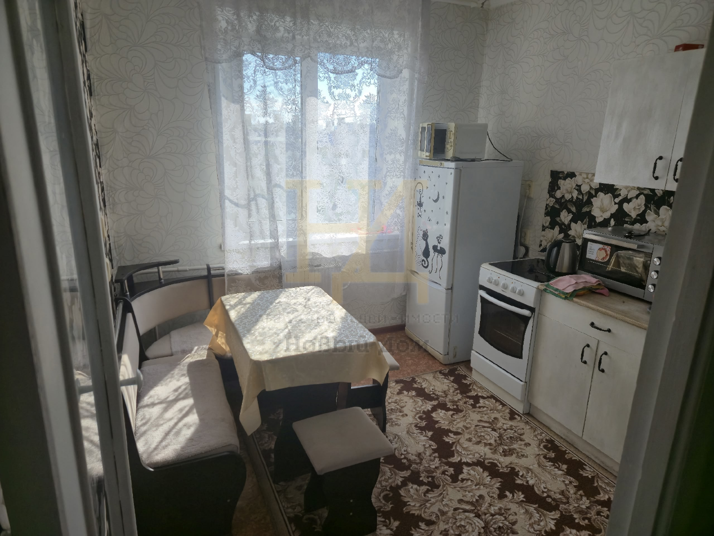    Сдадим на длительный срок уютную, светлую однокомнатную квартиру порядочным людям. С животными не рассматриваем, курить в квартире не разрешается. 
   В квартире есть все необходимое для проживания, из техники: микроволновка, электрическая плита, чайник, холодильник, утюг,  стиральная машинка, те